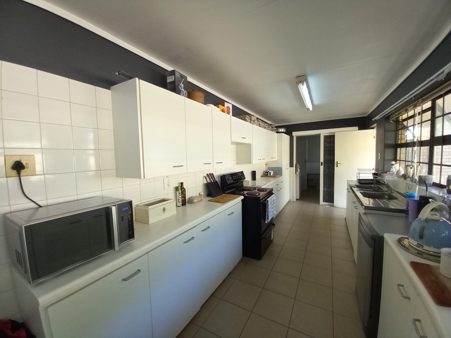 To Let 4 Bedroom Property for Rent in Rouxville Western Cape